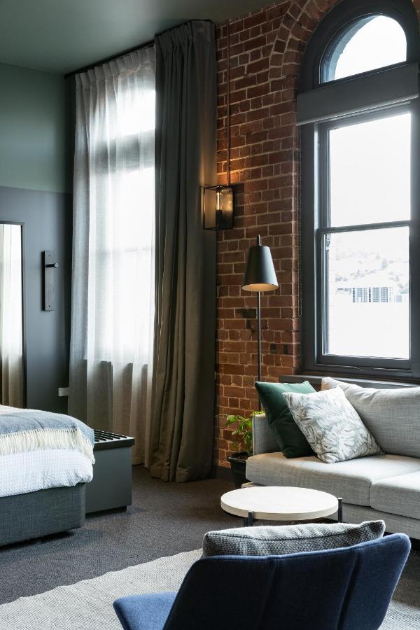 Hotel The Chamberson Dunedin Exterior foto A living room in a loft apartment