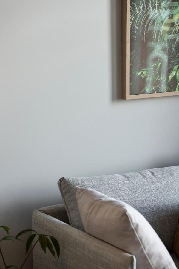 Hotel The Chamberson Dunedin Exterior foto A wall painted with a light shade of grey