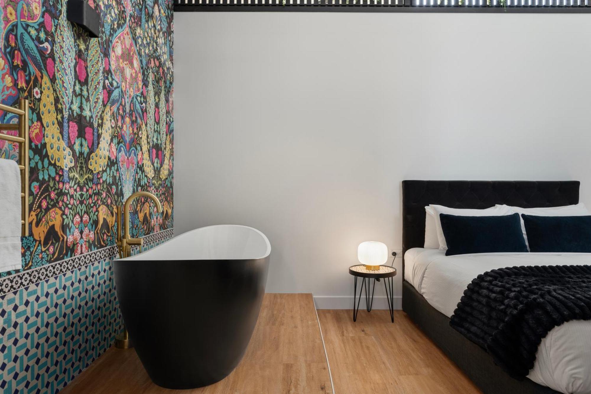 Hotel The Chamberson Dunedin Exterior foto A freestanding bathtub