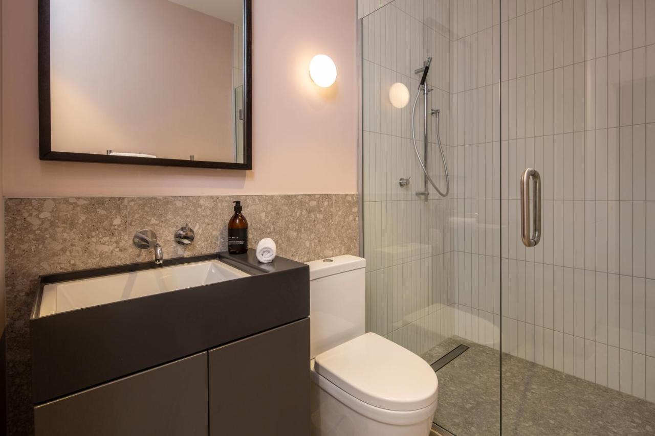 Hotel The Chamberson Dunedin Exterior foto A modern bathroom