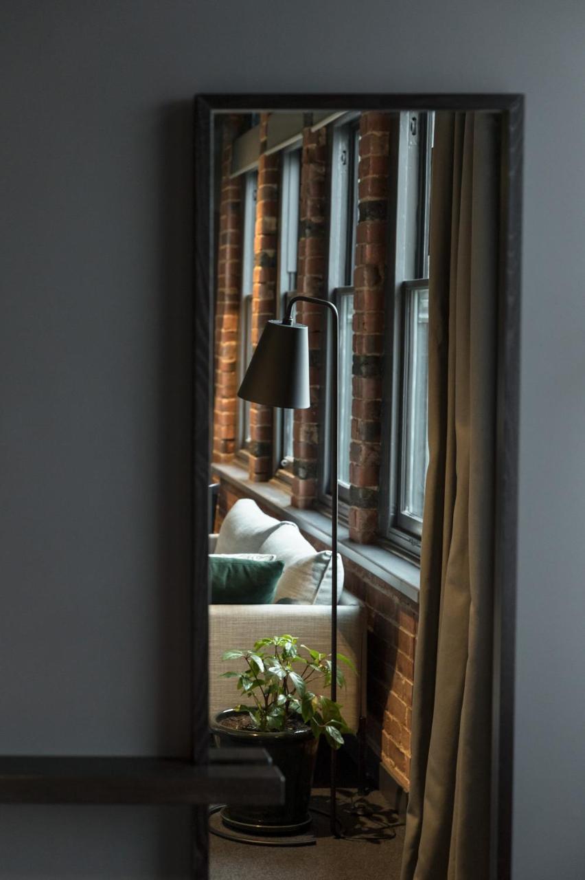 Hotel The Chamberson Dunedin Exterior foto A floor lamp